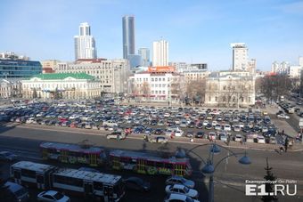 В Екатеринбурге предложили перенести парковку с площади 1905 года