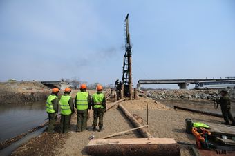 В Новолитовске военные начали строить временный мост взамен рухнувшего